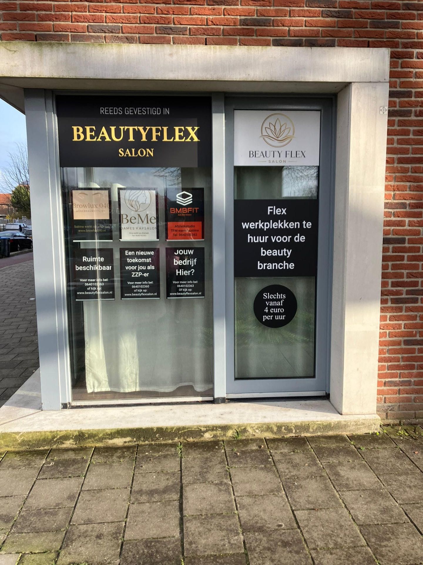 Etalage van Beauty Flexsalon in Eindhoven met de logo's van de professionals